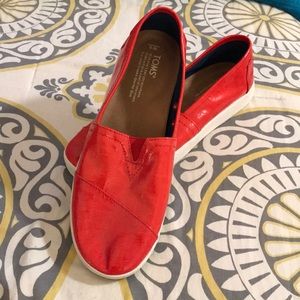 Toms Avalon patent linen in red.